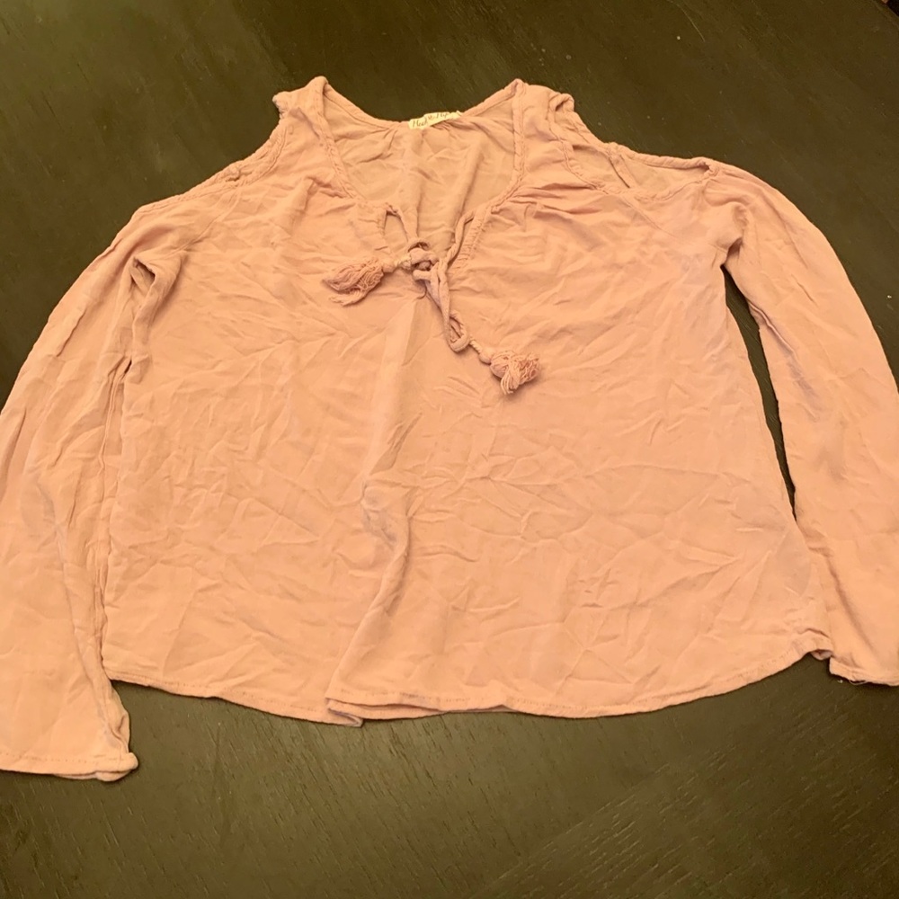 Shoulder eyelet top